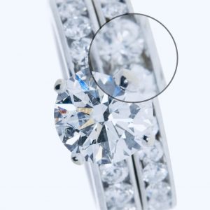 Anello con diamanti round per circa 1,7 ct complessivi